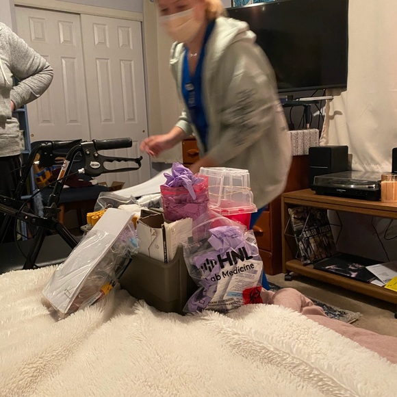 Hi ladies! Gotta Pay MY MED BILLS! - Picture 2 of 9